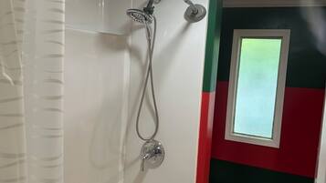 Douche, sèche-cheveux, serviettes fournies, savon