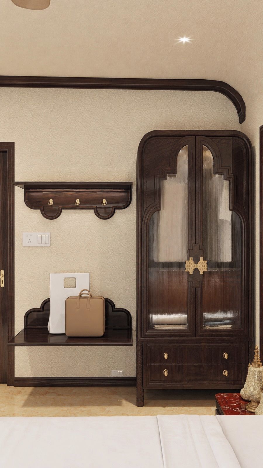 Una habitación con cama, un armario de madera oscura con espejo, un estante sobre la cama y una mesita con un bolso y un objeto blanco.