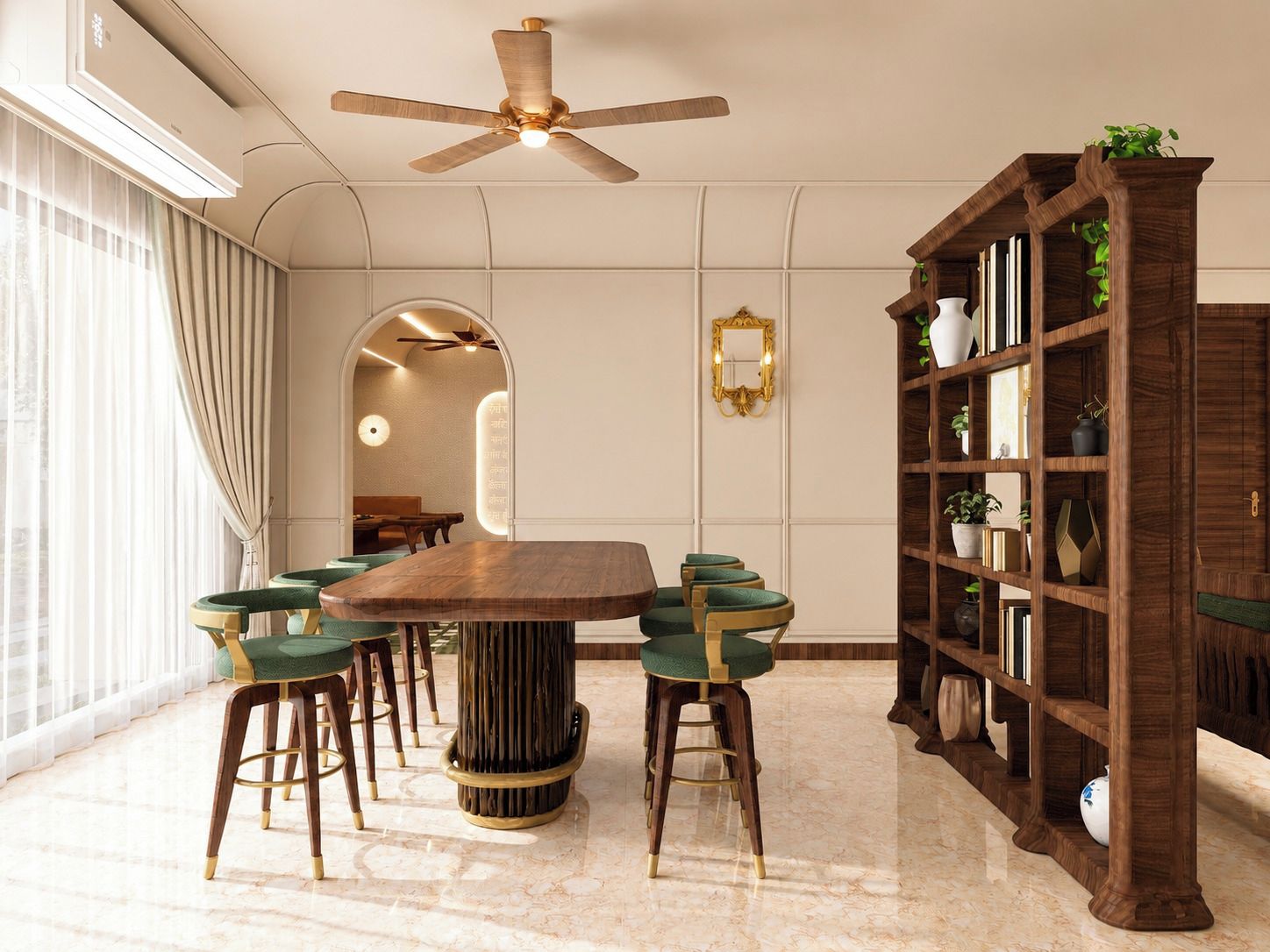 Een eetgedeelte met een ronde tafel, groene bekleden stoelen, een hoge houten boekenkast en een plafondventilator.