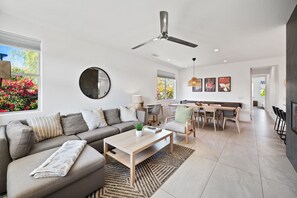 Ein modernes Wohnzimmer mit einer Couch, einem Couchtisch und einem Essbereich.