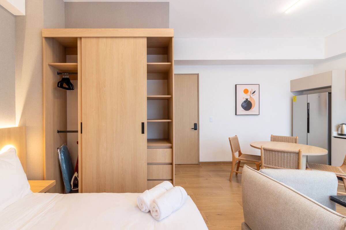 Superior Studio, Balcony | Premium bedding, in-room safe, desk, laptop workspace