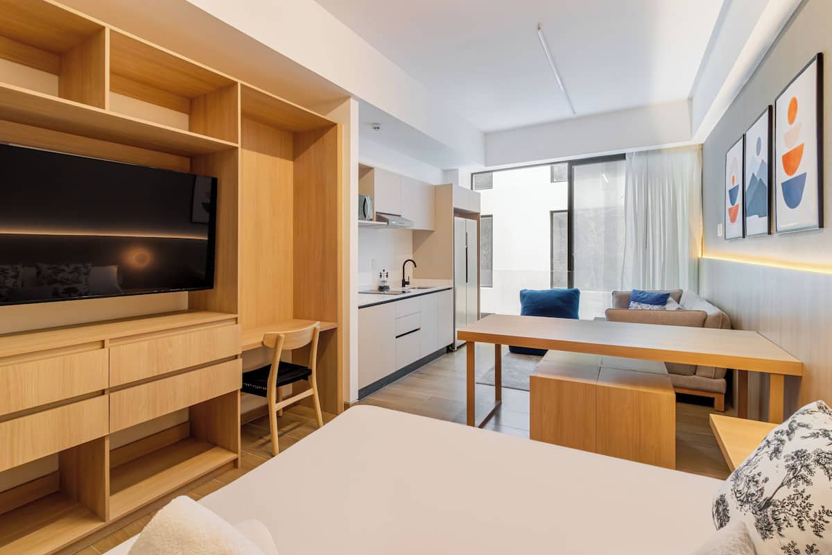 Premium bedding, in-room safe, desk, laptop workspace