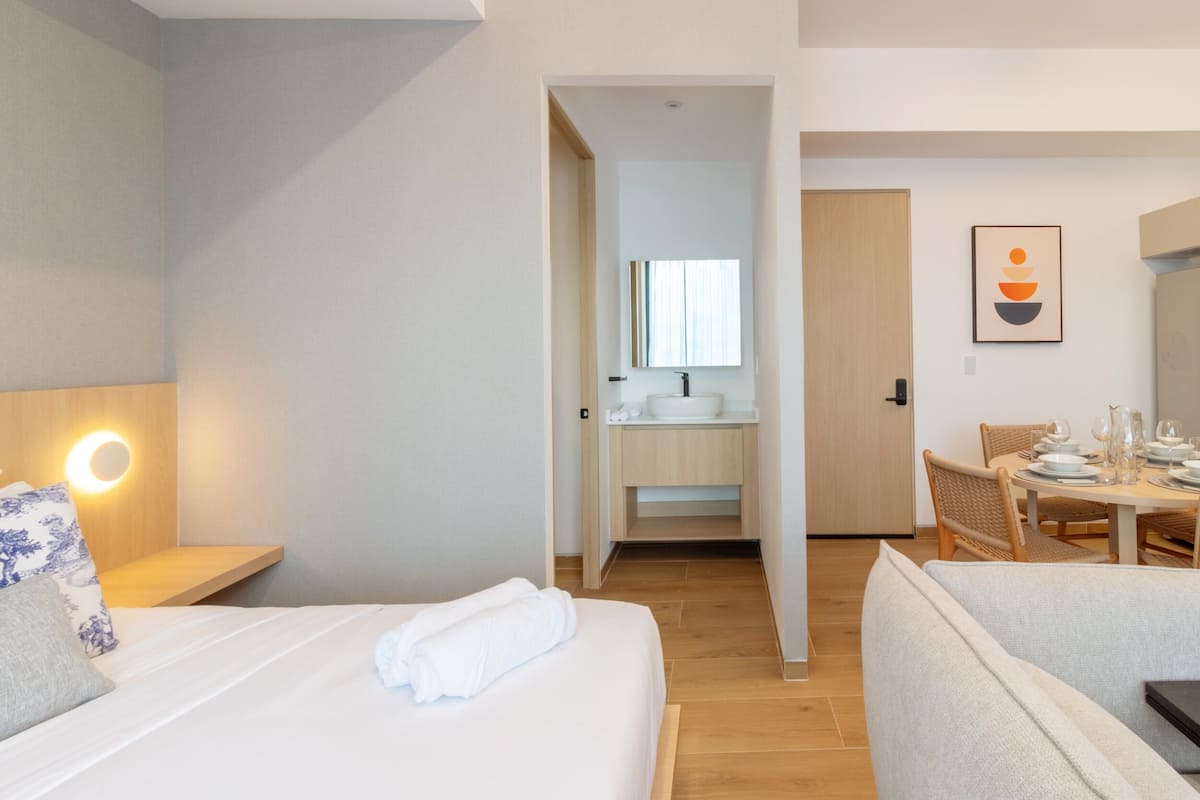 Superior Studio, Balcony, City View | Premium bedding, in-room safe, desk, laptop workspace