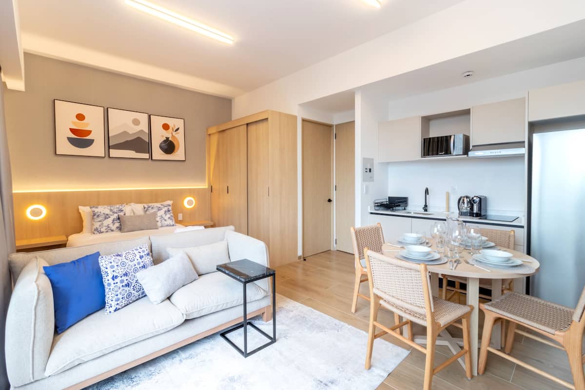 Superior Studio, Pets Allowed, Courtyard View | Premium bedding, in-room safe, desk, laptop workspace
