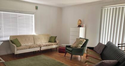 BLUE GUM COTTAGE - 3 bedrooms, just minutes to the river & beach.