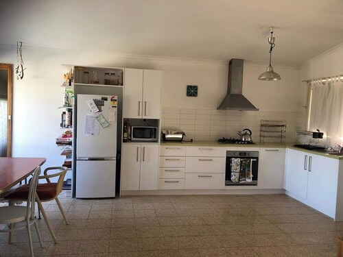 BLUE GUM COTTAGE - 3 bedrooms, just minutes to the river & beach.