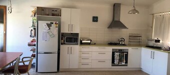 BLUE GUM COTTAGE - 3 bedrooms, just minutes to the river & beach.