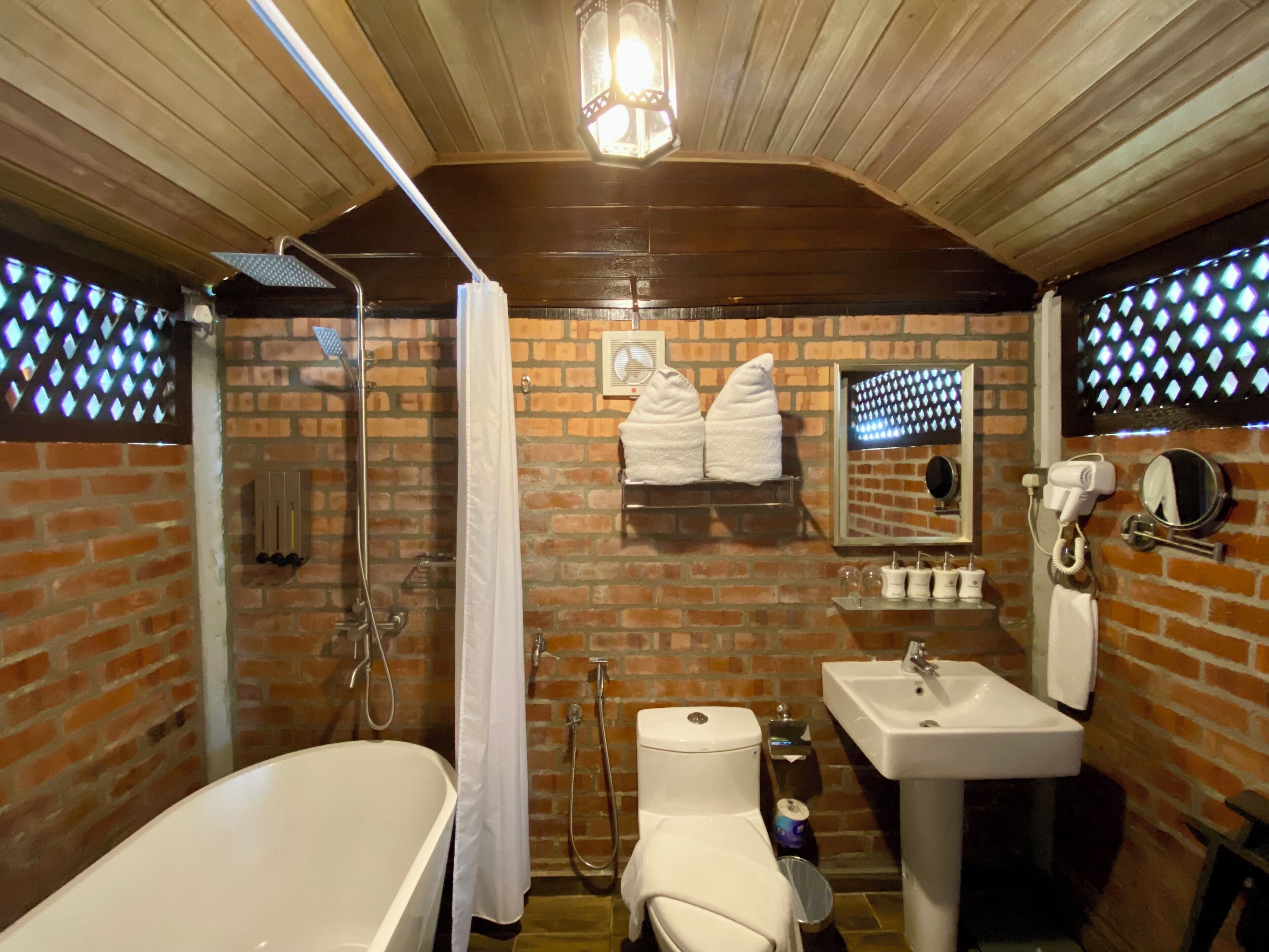 Une salle de bain avec une baignoire, des toilettes, un lavabo et une douche.