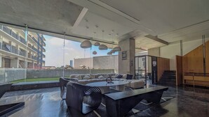 A modern interior with a seating area, a coffee table, and a staircase. - Mr. W | Bright and Modern 1-Bedroom | Zentral Tower (Zapopan)