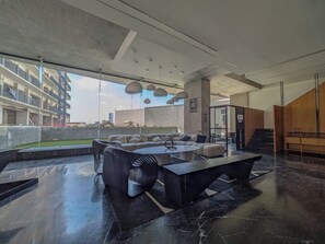 Een modern interieur met een zithoek, een salontafel en een trap.