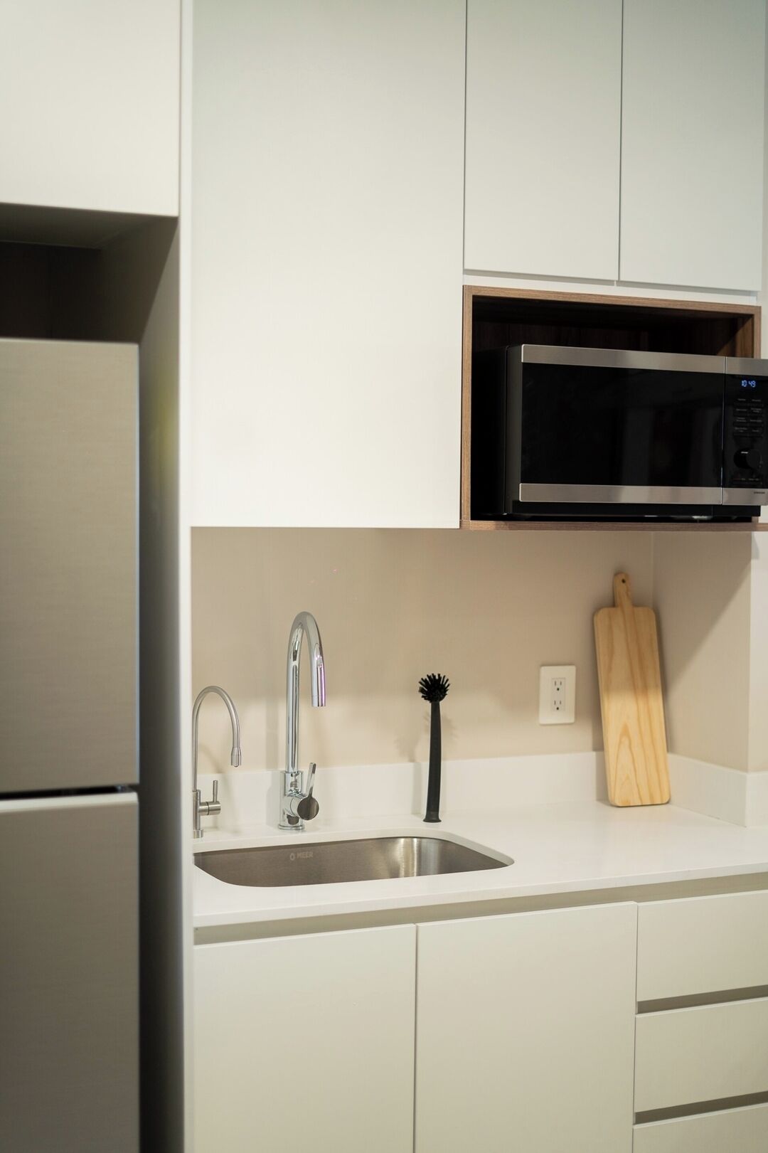 Wasserkocher mit Kaffee-/Teezubehör, Kühlschrank, Mikrowelle, Herdplatte