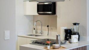 Una cucina moderna con isola centrale, elettrodomestici in acciaio inossidabile e un design minimalista.