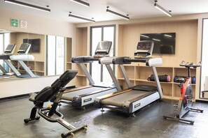 A gym with treadmills, a stationary bike, and exercise equipment. - Mr. W | A Relaxing Stay Near Downtown GDL | Villadhara (Guadalajara)