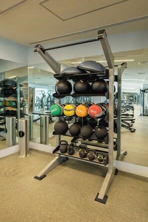 A gym with exercise equipment, including kettlebells and a squat rack. - Mr. W | Stunning 3-Bedroom Apartment in Bantay | Bucerías (Bucerías)