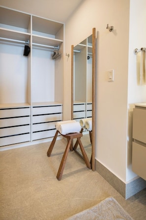 A bathroom with a wooden bench, a mirror, and a towel rack. - Mr. W | Stunning 3-Bedroom Apartment in Bantay | Bucerías (Bucerías)
