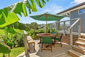 Outdoor dining - 🥭 Mango Manor: Relaxing, private group getaway (Raglan)