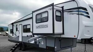A recreational vehicle with a sliding door, a small window, and a ladder. - Peaceful 1-bedroom recreational vehicle with AC in Cleveland (Cleveland)