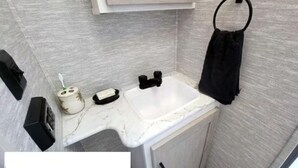 Bathroom - Peaceful 1-bedroom recreational vehicle with AC in Cleveland (Cleveland)