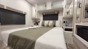Room - Peaceful 1-bedroom recreational vehicle with AC in Cleveland (Cleveland)