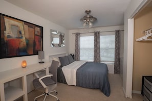 2 bedrooms, iron/ironing board, WiFi, bed sheets - Prime Location • Gym • Dual-Monitor Workspace (Tampa)