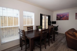 Dining - Prime Location • Gym • Dual-Monitor Workspace (Tampa)