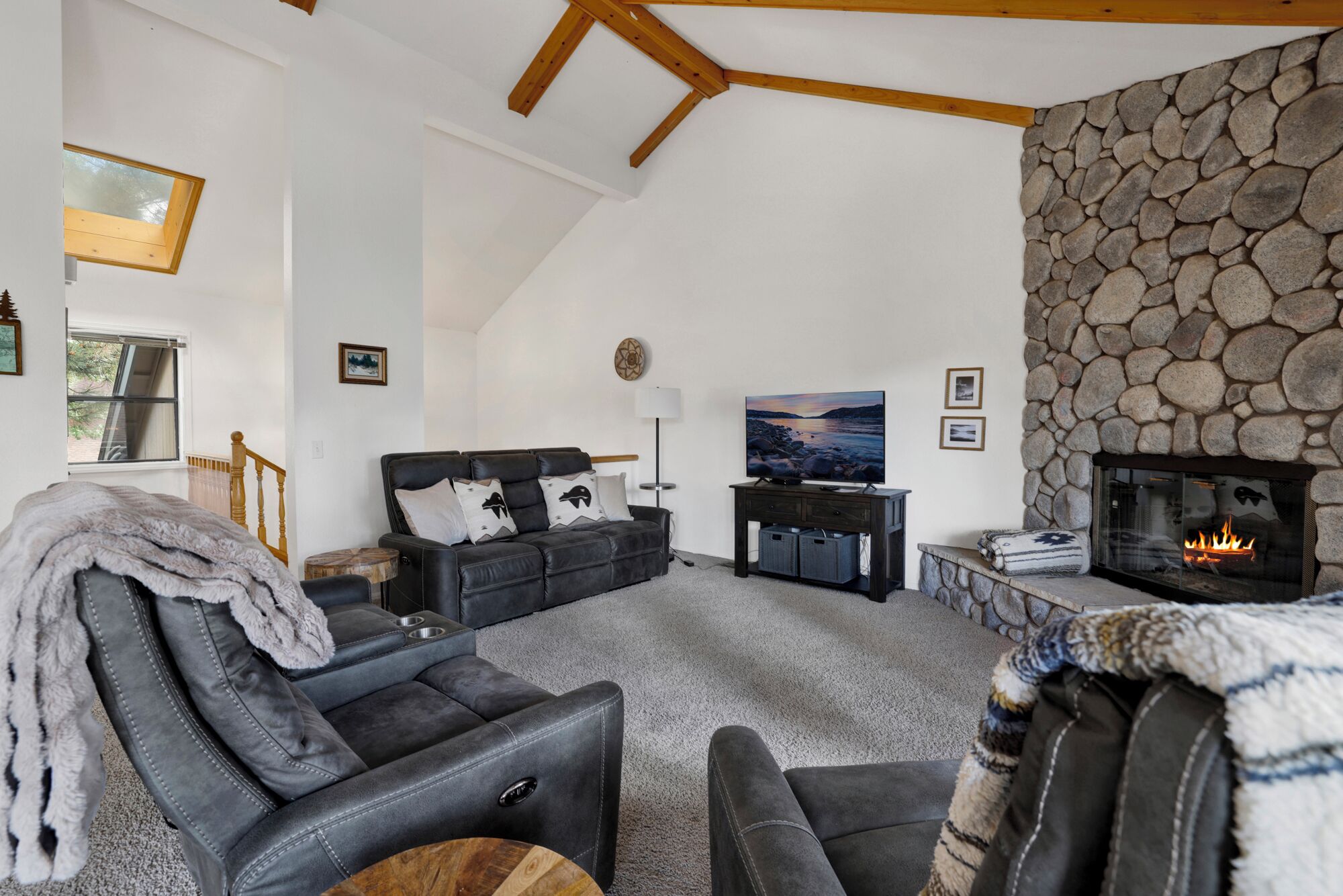 Smart TV y chimenea 