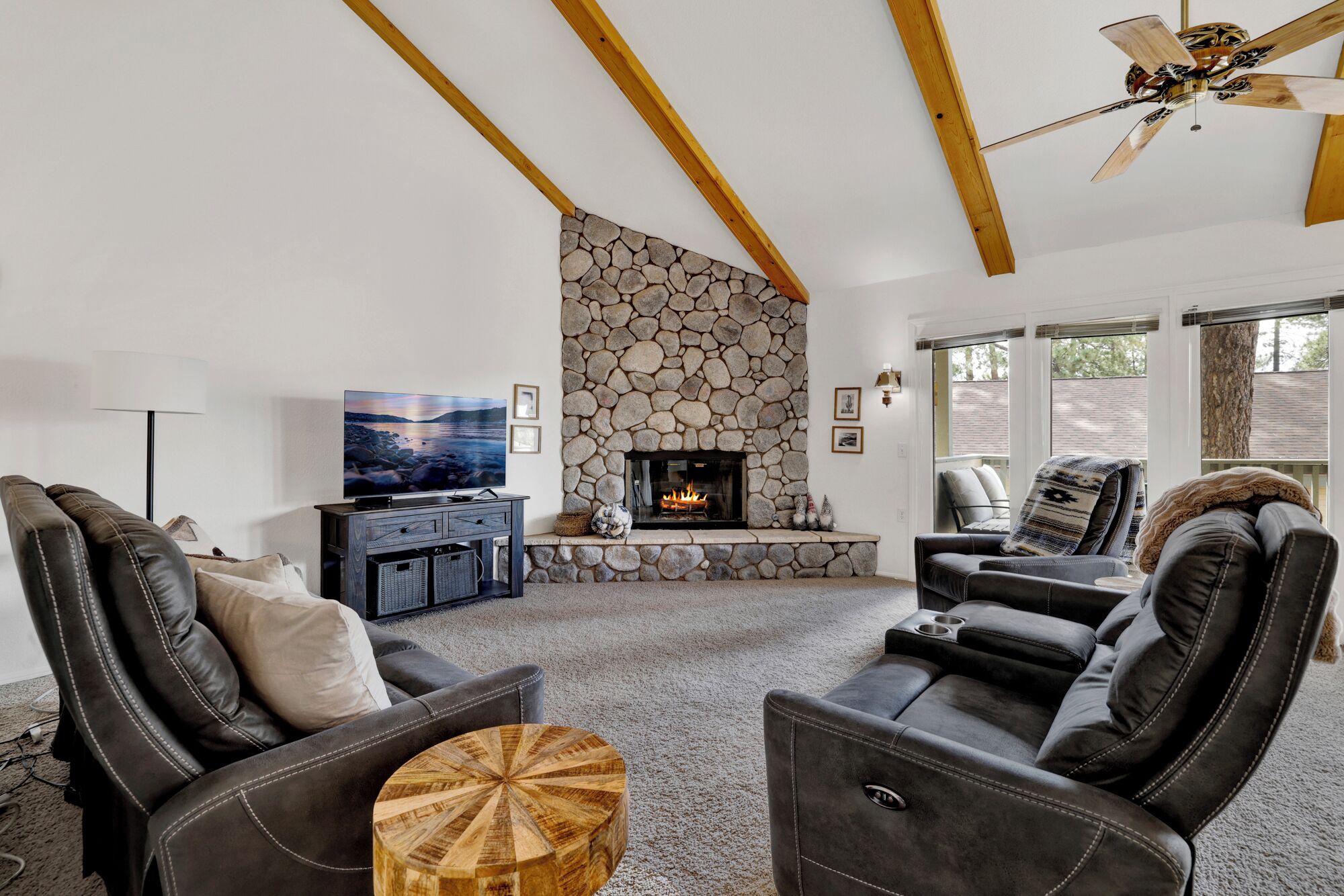 Smart TV, fireplace