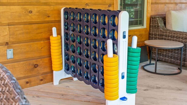 Eine Holzhütte mit Billardtisch und einem kleinen runden Tisch.