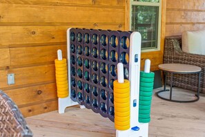 Eine Holzhütte mit Billardtisch und einem kleinen runden Tisch.