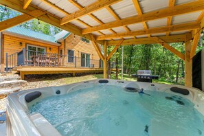 A wooden cabin with a hot tub and barbecue area. - Cabin Near Thunder Ridge & Big Cedar_Private Hot Tub_Free Attraction Tickets_Bonus Loft (Ridgedale)