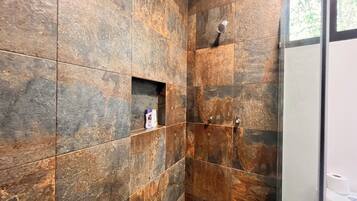 Douche, sèche-cheveux, serviettes fournies, savon