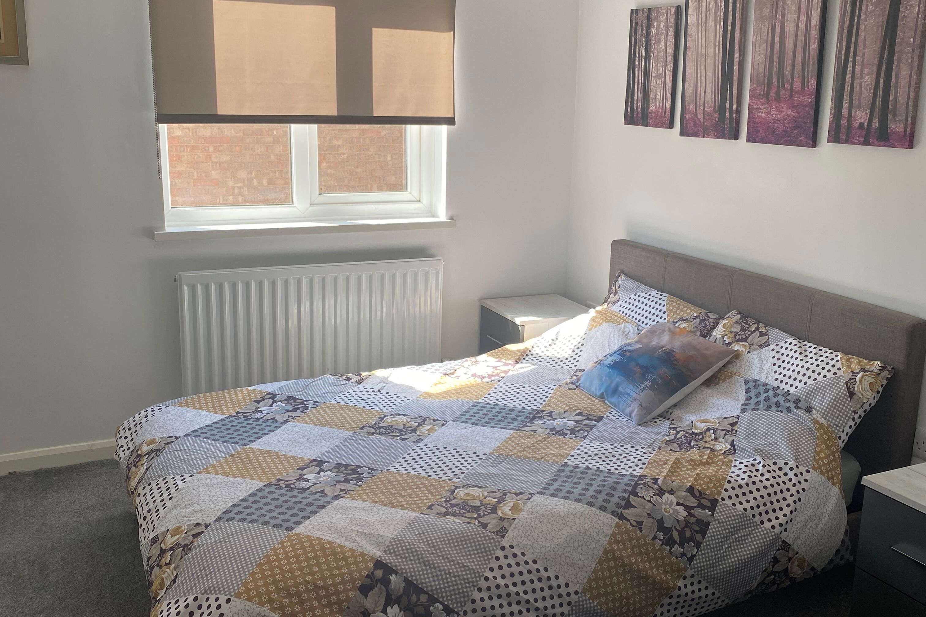 Tabla de planchar con plancha, wifi y ropa de cama 