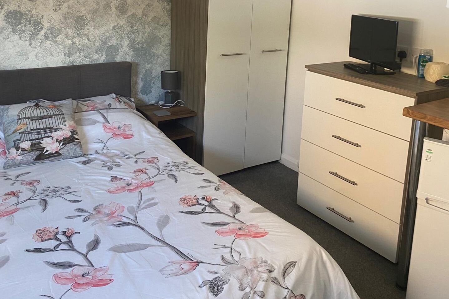Iron/ironing board, WiFi, bed sheets
