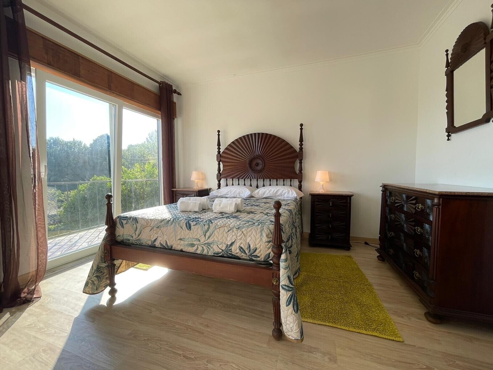 Tabla de planchar con plancha, wifi y ropa de cama 