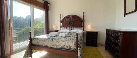 Tabla de planchar con plancha, wifi y ropa de cama