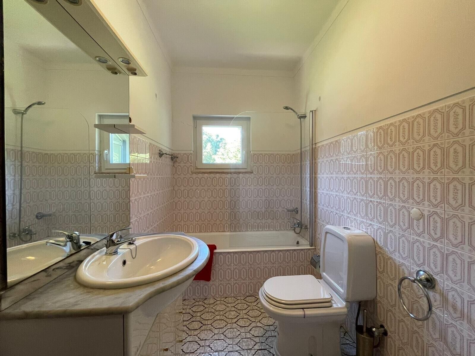 Douche, sèche-cheveux, serviettes fournies