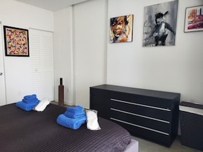 1 slaapkamer, een strijkplank/strijkijzer, gratis wifi, beddengoed