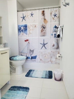 Serviettes fournies, savon, papier toilette