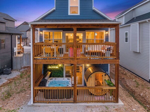 Terrace/patio - NEW Near SilverDollarCity|Sauna+HotTub+Bunk Slide (Branson)