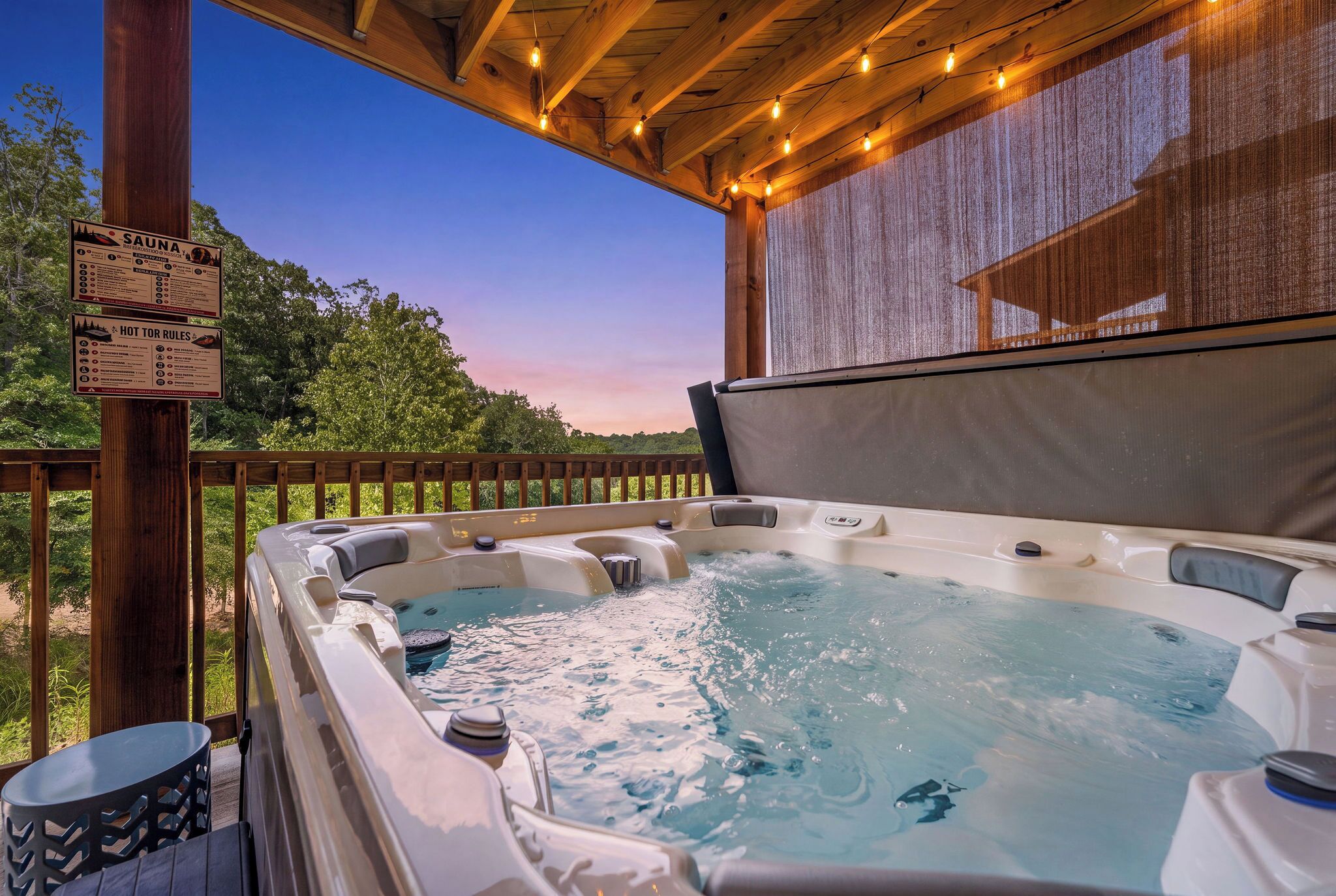 Een hottub met een houten terras en een bordje dat aangeeft dat het een sauna is.