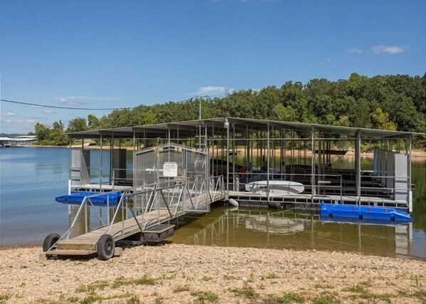 Eine schwimmende Plattform mit überdachter Sitzgelegenheit und einem kleinen Boot.