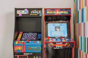 Två arkadspel, det ena märkt med ”PAC-MAN” och det andra med ”Mortal Kombat”.