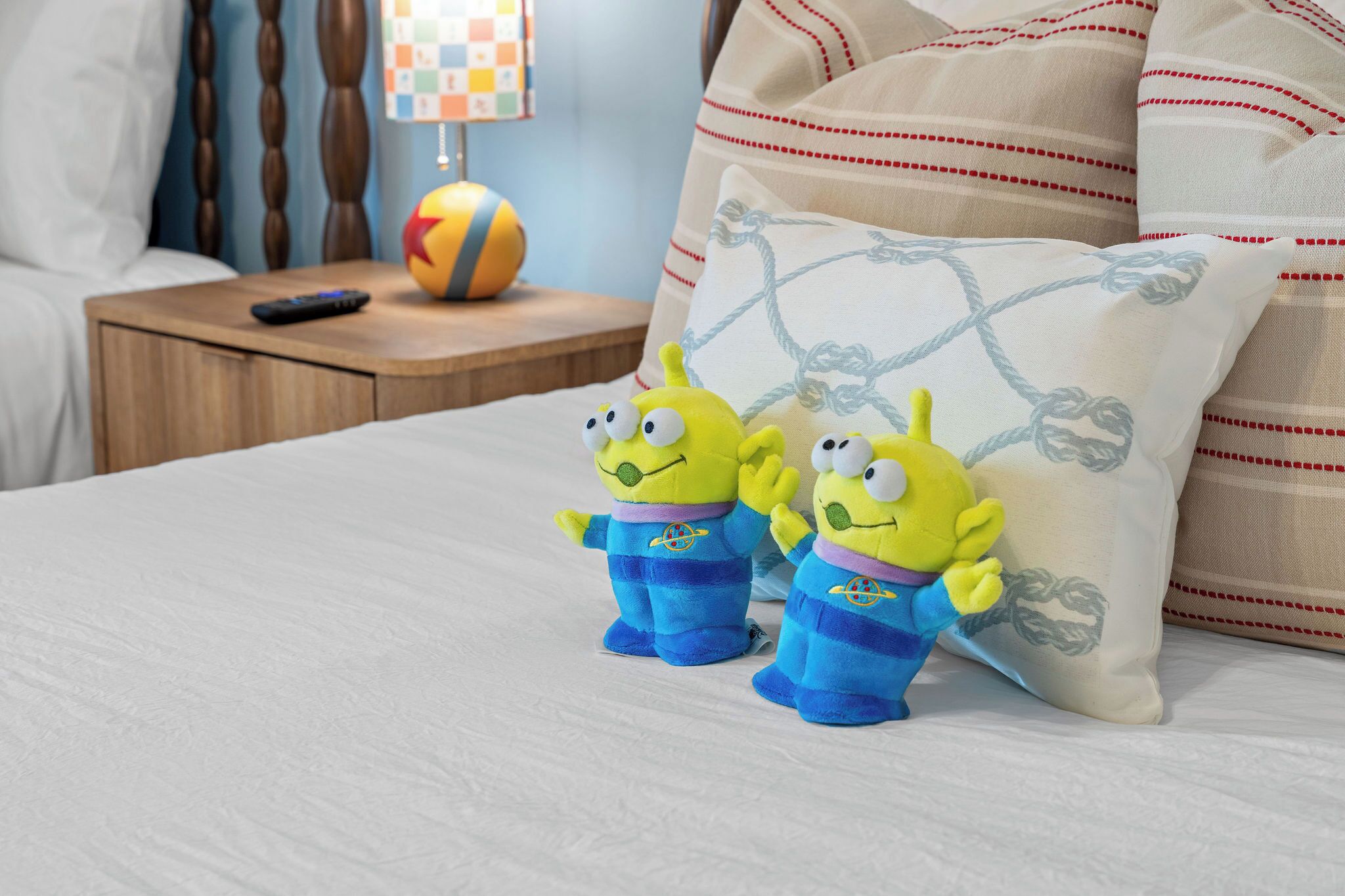 4 bedrooms, desk, travel cot, Internet