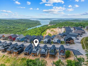 Zona residencial con varias casas, vistas despejadas de un lago y un paisaje boscoso.