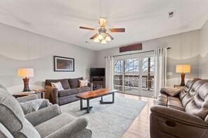 Smart TV, fireplace - Lakefront 3BR condo with resort pool, balcony, and WiFi. (Hollister)