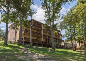 Exterior - Lakefront 3BR condo with resort pool, balcony, and WiFi. (Hollister)