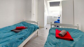 A room with two beds, a wardrobe, and a desk with a chair. - Lovely home in Henanbihen with WiFi (Henanbihen)