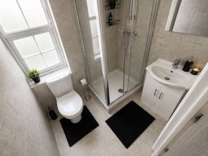 Shower, towels - Southall Studio by Elizabeth Line & Heathrow (Southall)
