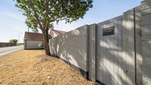Een omheind gebied met een bord waarop aangegeven staat: parkeerplaats voor bewoners.