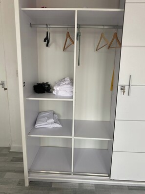Interior - Apartment Sleeps 6 with nice area (London)